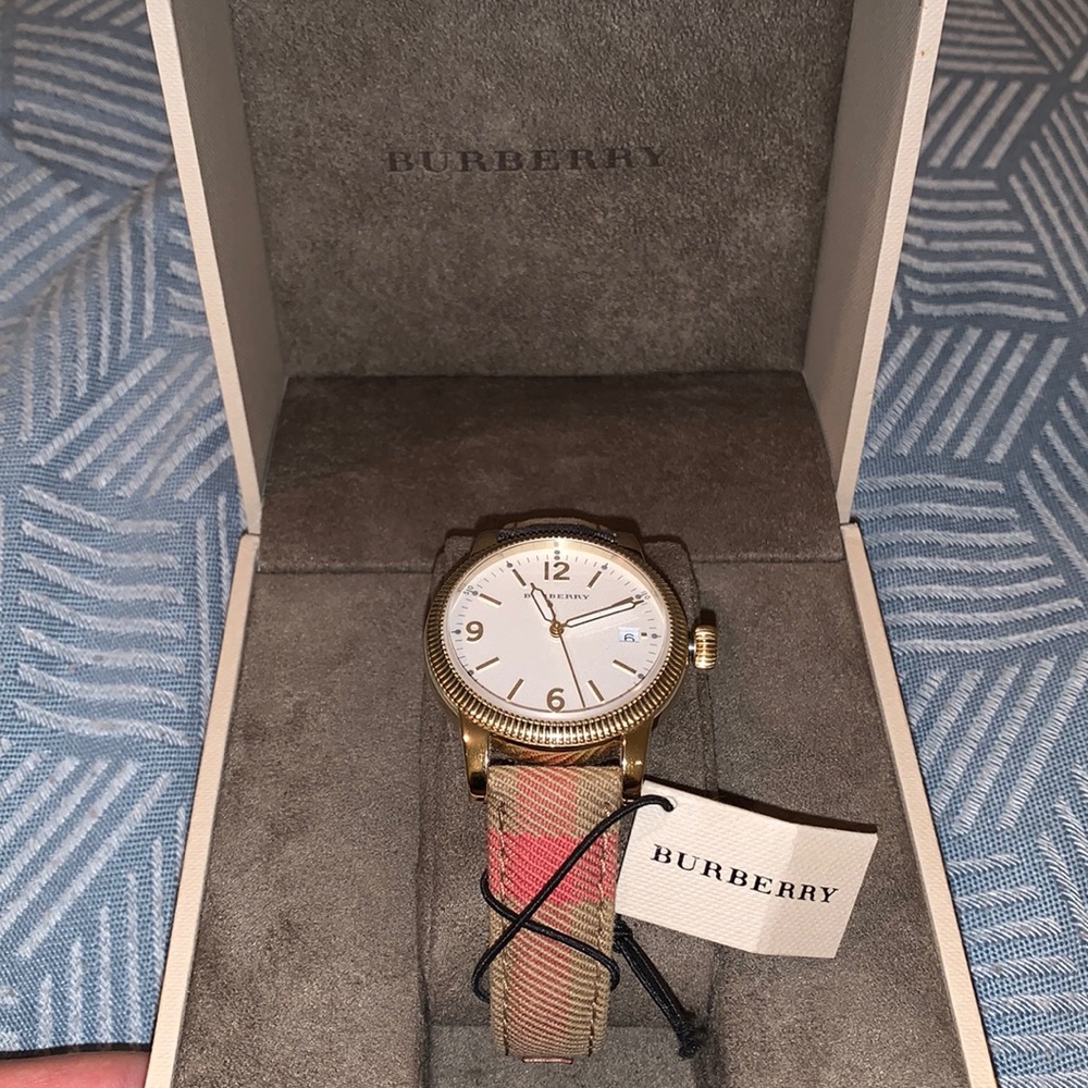 BURBERRY
Stainless Steel Calfskin 38mm BU7853 Quartz Watch Gold